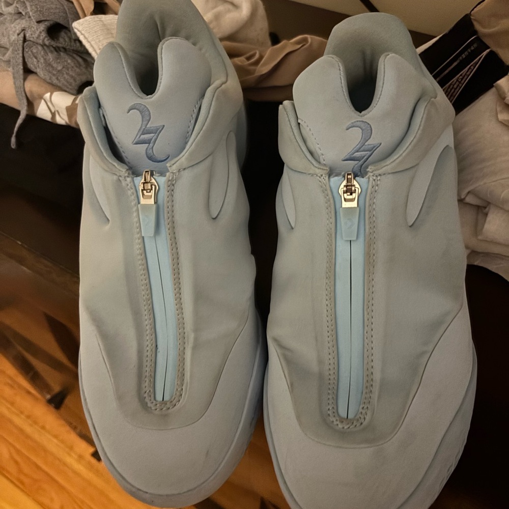 Light Blue Shai Gilgeous-Alexander sneaker. - Picture 2 of 5
